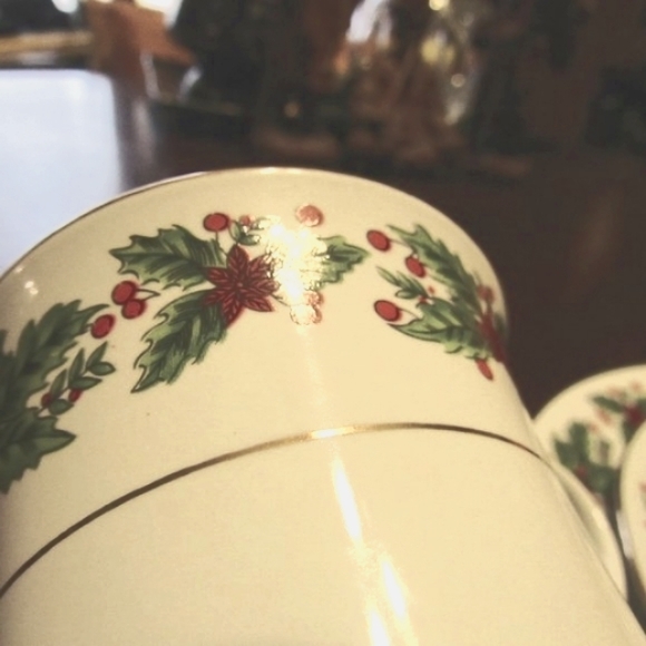 🎄(Reduced) Vintage Christmas Holly Berries 24K Gold Tea Cup/Dessert Plate Set - Picture 8 of 15